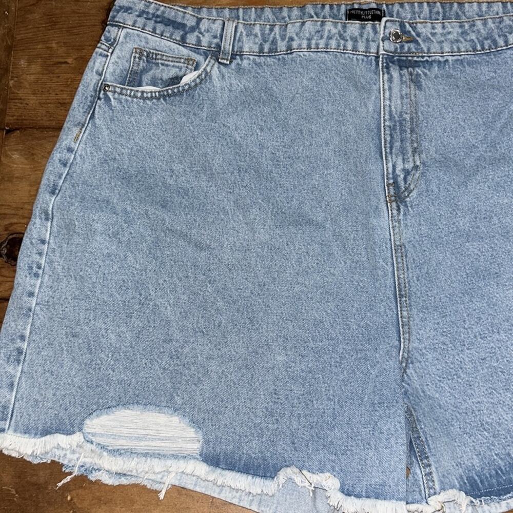 Woman’s PLUS LIGHT BLUE WASH HIGH WAISTED FRAYED DISTRESSED HEM JORTS
Size 24 - Picture 5 of 11